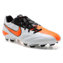 Crampons Nike Total 90 moulés Blanche