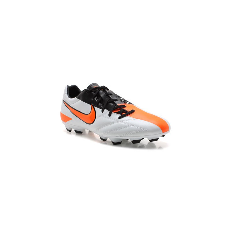 Crampons Nike Total 90 moulés Blanche