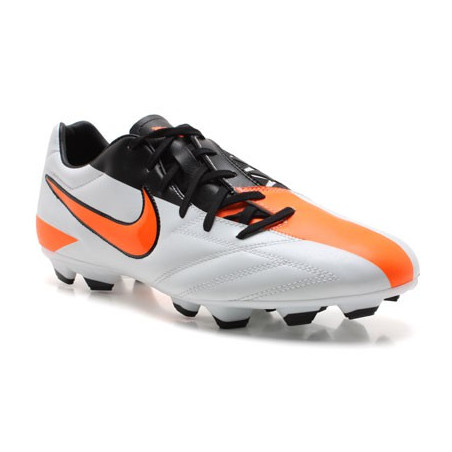 Crampons Nike Total 90 moulés Blanche